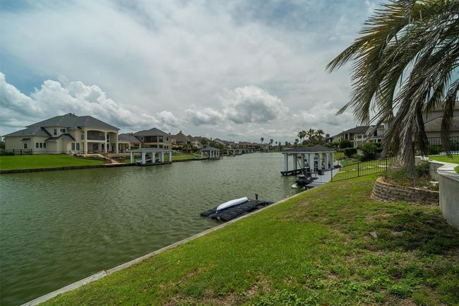 10, 000 sq ft cul de sac lot with immediate water access to Clear Lake and Galveston Bay! | Image 5
