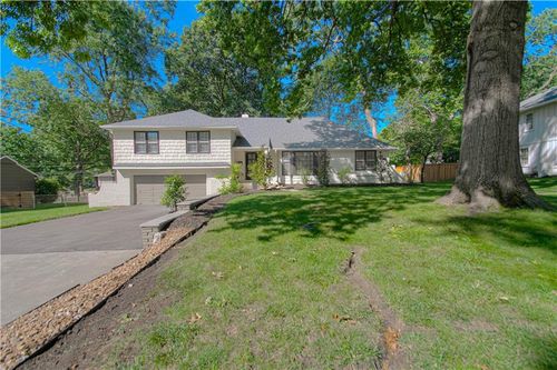 8020 Juniper Dr, Prairie Village, KS, 66208-5067 | Card Image