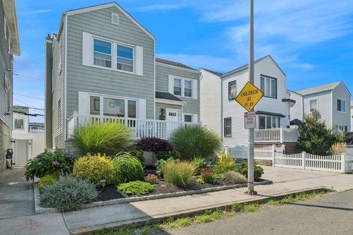 7 Vinton St, Long Beach, NY, 11561-2607 | Card Image