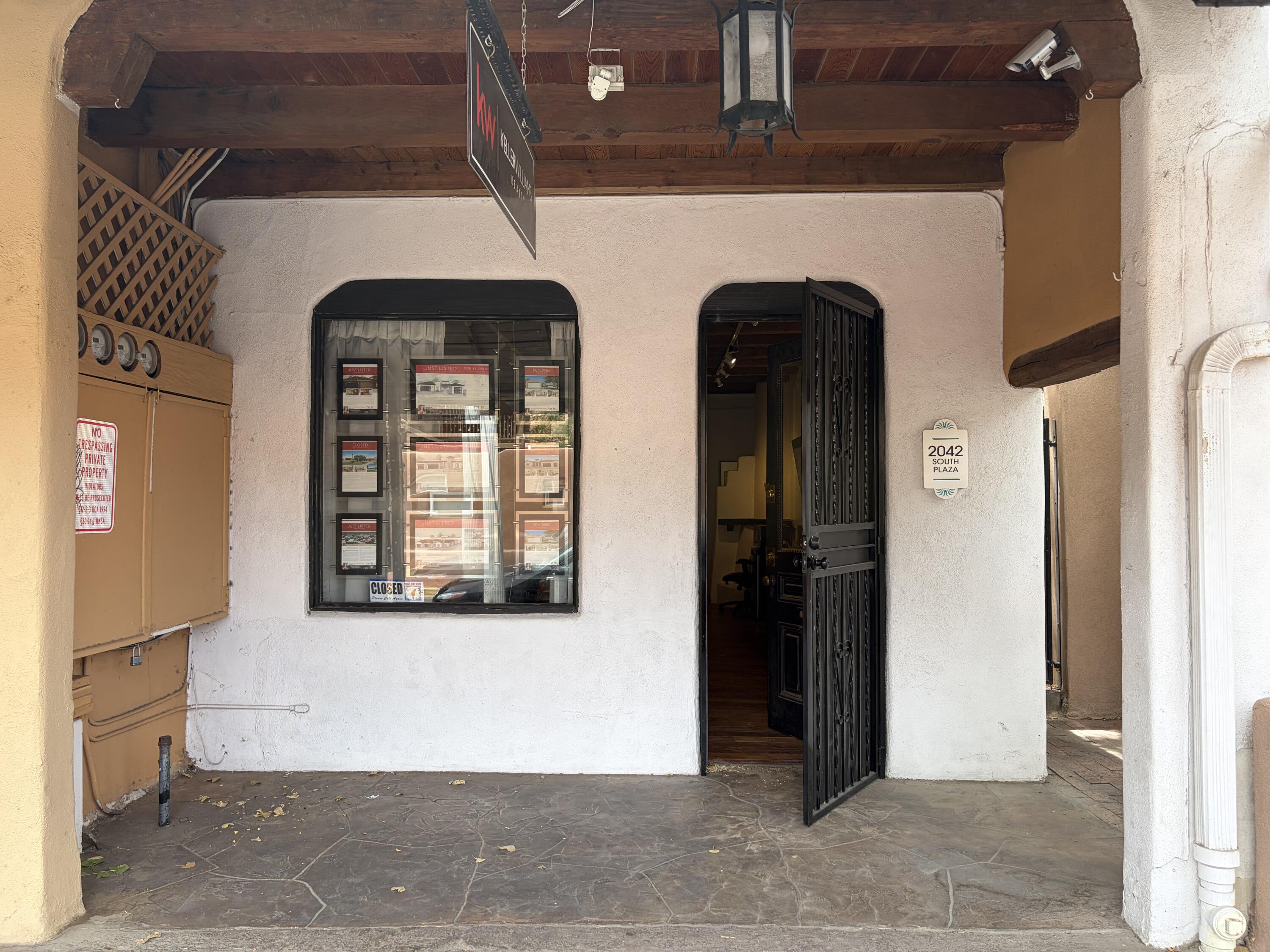 2042 Plz NW St, Albuquerque, NM 87104-1464