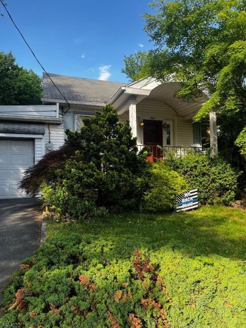 8 Beach Rd, Verona, NJ, 07044-2801 | Card Image