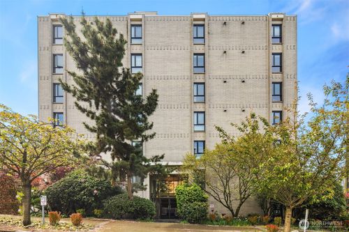 apt-101-7 Highland Dr, Seattle, WA, 98109-3215 | Card Image
