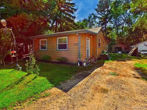 11473 Dexter St, Clio, MI, 48420-1505 | Card Image
