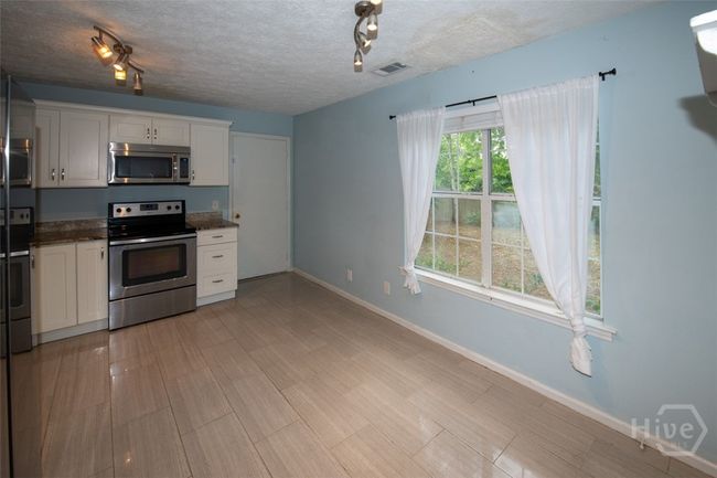 Kitchen/Breakfast Area | Image 10