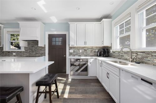 127 W Main Rd, Middletown, RI, 02842-4936 | Card Image