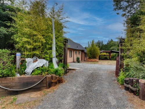 726 Pacific Ave, Brookings, OR, 97415-0242 | Card Image