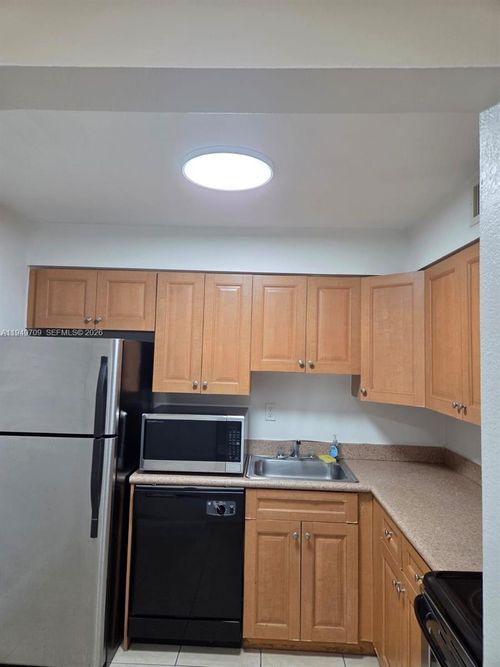 apt-302-5221 Geneva Way, Doral, FL, 33166-4622 | Card Image