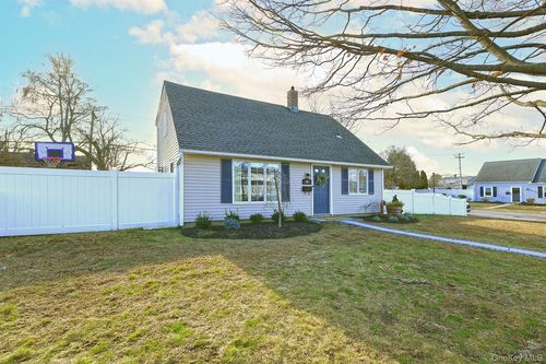 40 Knoll Ln, Levittown, NY, 11756-2601 | Card Image