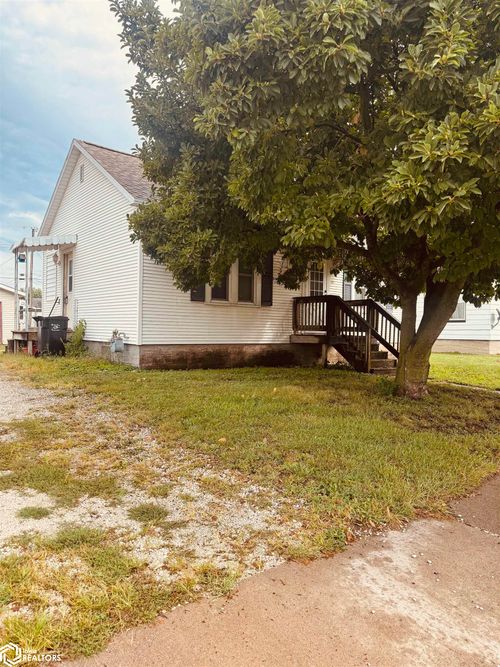 911 Lee Ave, Ottumwa, IA, 52501-5144 | Card Image