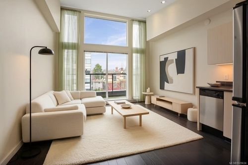 402-1121 Fort St, Victoria, BC, V8V3K9 | Card Image
