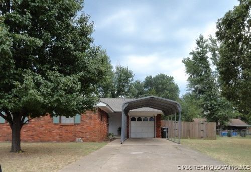201 Oakwood Dr, Henryetta, OK, 74437-1858 | Card Image