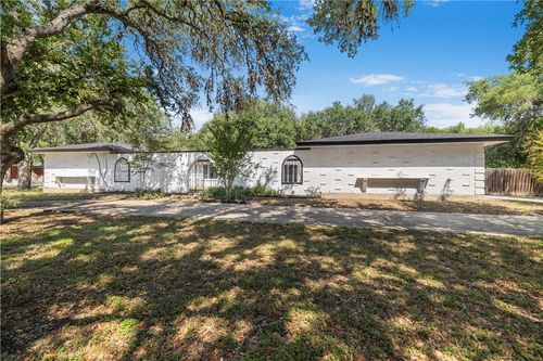 163 Windsor Dr, Beeville, TX, 78102-8427 | Card Image