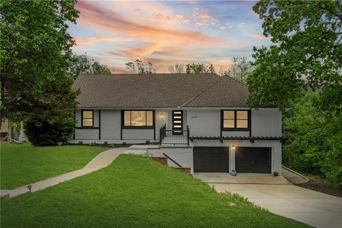 3147 Black Swan Dr, Shawnee, KS, 66216-1232 | Card Image