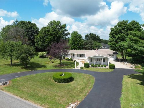 613 N West St, Raymond, IL, 62560-5042 | Card Image