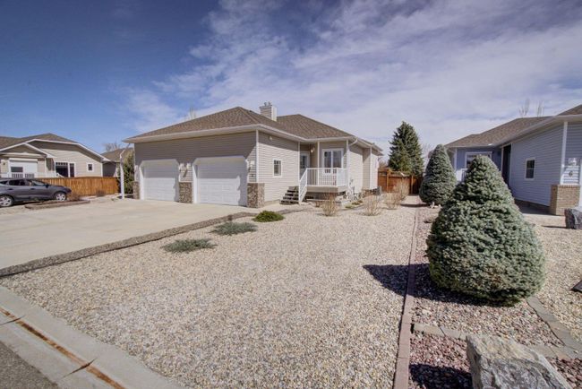 4 Skyline Mews, Home with 3 bedrooms, 2 bathrooms and 3 parking in Claresholm AB | Image 3