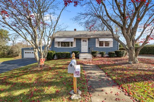 35 Pine St, Waterford, CT, 06385-2409 | Card Image