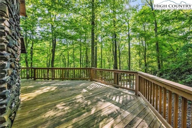 A side deck seamlessly links the front porch with the screened retreat. | Image 28