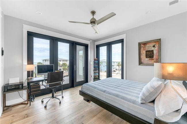 Upstairs guest bedroom 1. | Image 26
