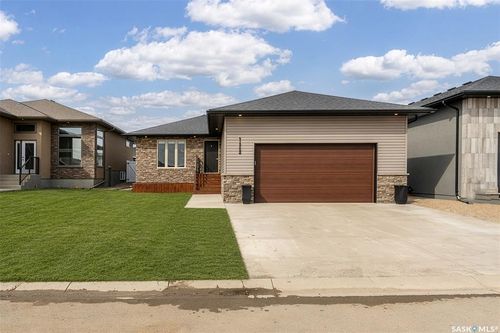 123 Hodges Cres, House with 5 bedrooms, 3 bathrooms and 4 parking in Moose Jaw SK | Card Image