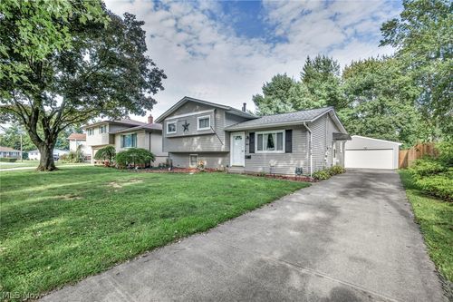 141 Pinewood Dr, Elyria, OH, 44035-6031 | Card Image