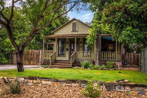 529 W Bridge St, New Braunfels, TX, 78130-7909 | Card Image