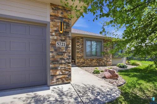 5721 E Robin Oak Cir, Sioux Falls, SD, 57110-3055 | Card Image