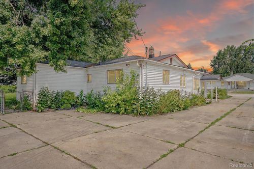 19520 Georgia St, Roseville, MI, 48066-4143 | Card Image