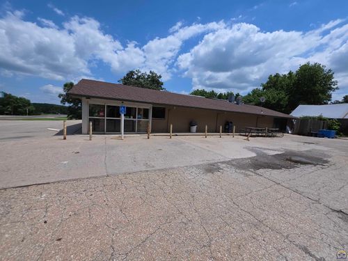 901 Oak St, Valley Falls, KS, 66088-1224 | Card Image