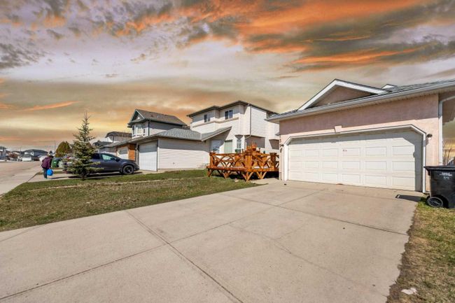 139 Appleglen Park Se, Home with 3 bedrooms, 2 bathrooms and 4 parking in Calgary AB | Image 3