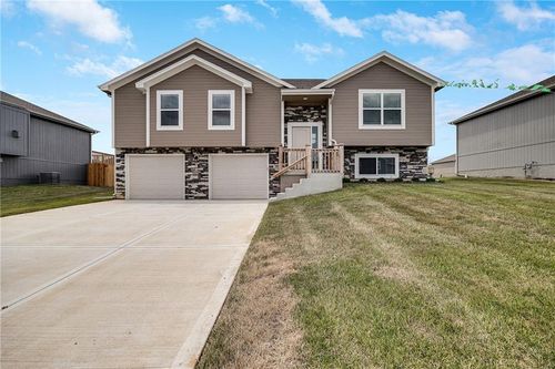 611 Foxglove Ln, Raymore, MO, 64083-5502 | Card Image