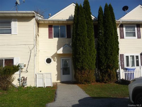 39 Cedar Ct, Middletown, NY, 10940-6942 | Card Image