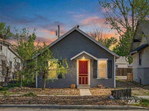 722 S Washington Ave, Emmett, ID, 83617-3527 | Card Image