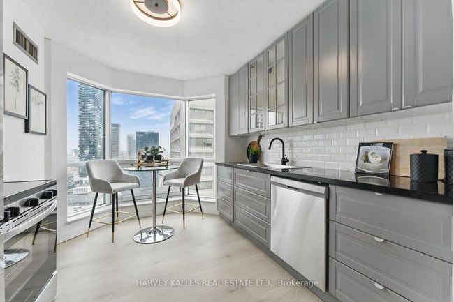 3211 - 10 Yonge St, Condo with 2 bedrooms, 2 bathrooms and null parking in Toronto ON | Image 13
