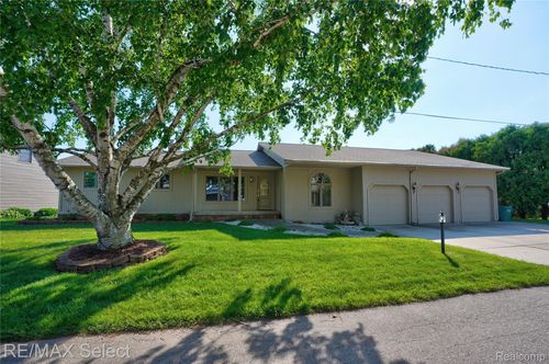 13154 Lake Shore Dr, Fenton, MI, 48430-1018 | Card Image