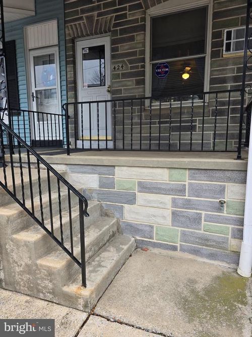 424 W Windsor St, READING, PA, 19601-2325 | Card Image