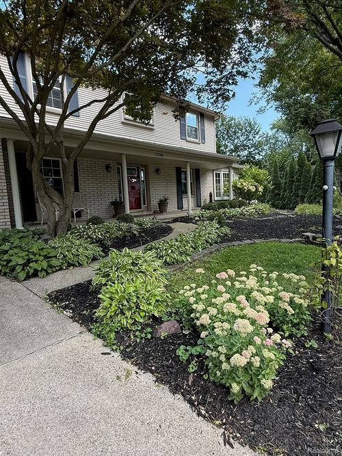 37298 Robindale Ct, Clinton Township, MI, 48036-1640 | Card Image