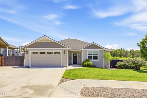 37 Terra Linda Ct, Eagle Point, OR, 97524-8635 | Card Image