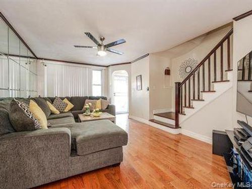 3240 Seymour Ave, Bronx, NY, 10469-2918 | Card Image