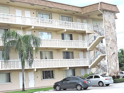 apt-220-300 Village Green Cir S, Palm Springs, FL, 33461-1435 | Card Image