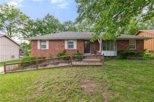 6820 Wildwood Dr, Raytown, MO, 64133-6145 | Card Image