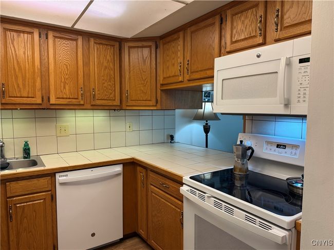 646 Idlewood Ct, House other with 3 bedrooms, 2 bathrooms and null parking in Baldwinsville NY | Image 6