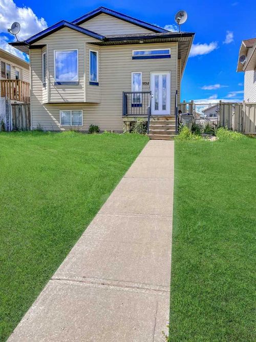 b-9334 Lakeland Dr, Grande Prairie, AB, T8X1S6 | Card Image