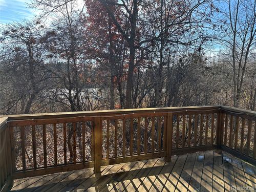 620 Shoreline Dr, Fenton, MI, 48430-4124 | Card Image