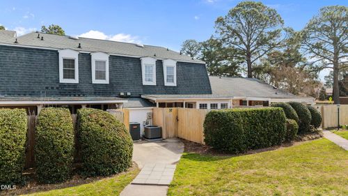 37 Barnes St, Greenville, NC, 27858-6102 | Card Image