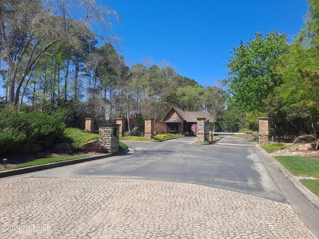 Security gate to Thistle Golf Club and Thistle Downs | Image 41