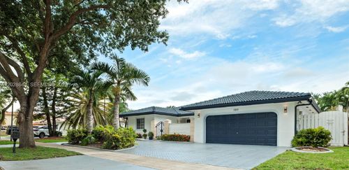 7819 166th Ter, Miami Lakes, FL, 33016-3460 | Card Image