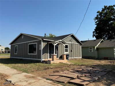 View of front of house with a front lawn | Image 1