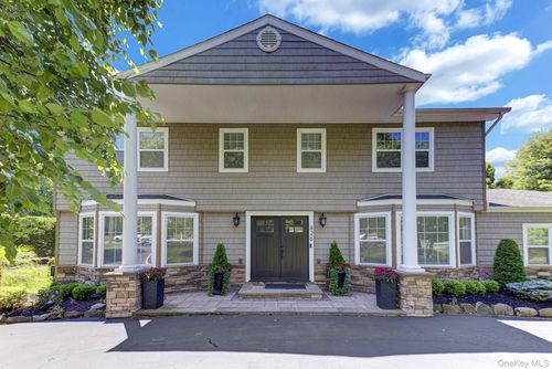 426 Wolf Hill Road, Huntington, NY, 11746 | Card Image