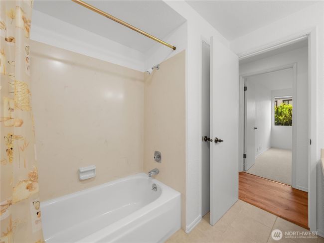 Full bath off hallway | Image 16