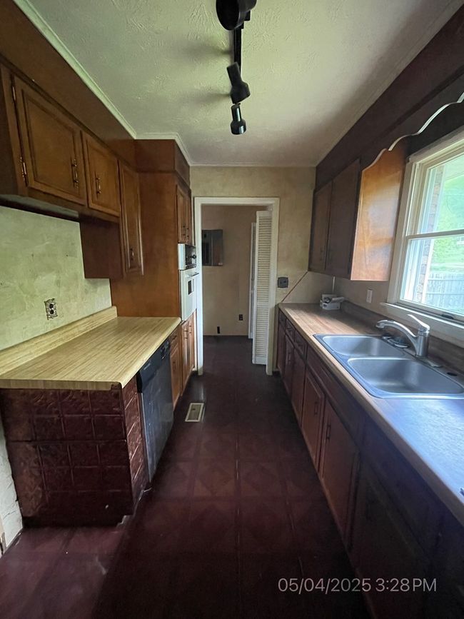 606 Kirby Rd, Home with 3 bedrooms, 2 bathrooms and null parking in Raven VA | Image 16